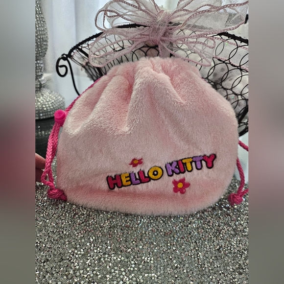 2012 Sanrio Hello Kitty PINK Faux Fur Furry Drawstring Bag Purse Satchel NEW - Picture 3 of 9